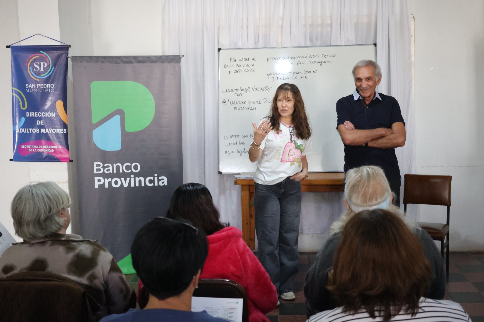 Personas mayores participaron de una charla sobre el uso seguro de Cuenta DNI