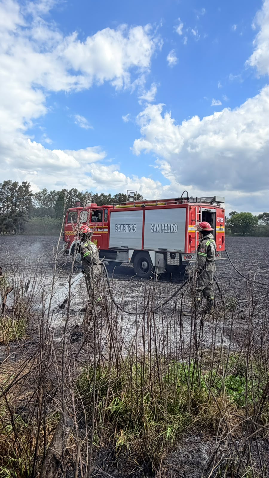 Bomberos trabajaron en un incendio de pastizales camino al Aeroclub