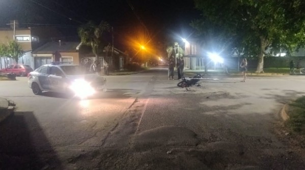Choque entre una camioneta y una moto: un joven sufrió una fractura de muñeca