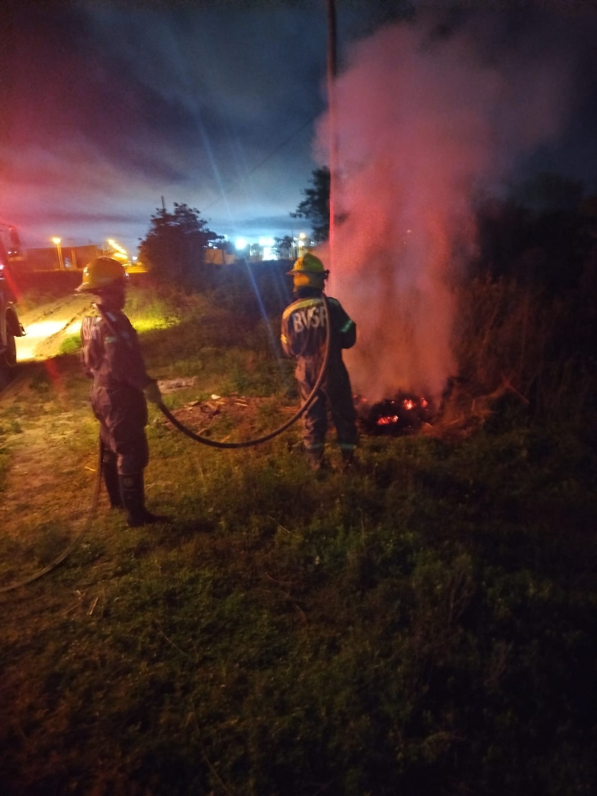 Bomberos trabajaron en un incendio de pastizales camino al Aeroclub