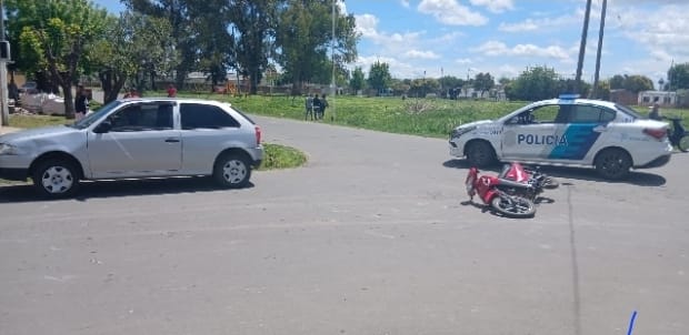 Choque entre un auto y una moto: una mujer y su hijo fueron trasladados al Hospital