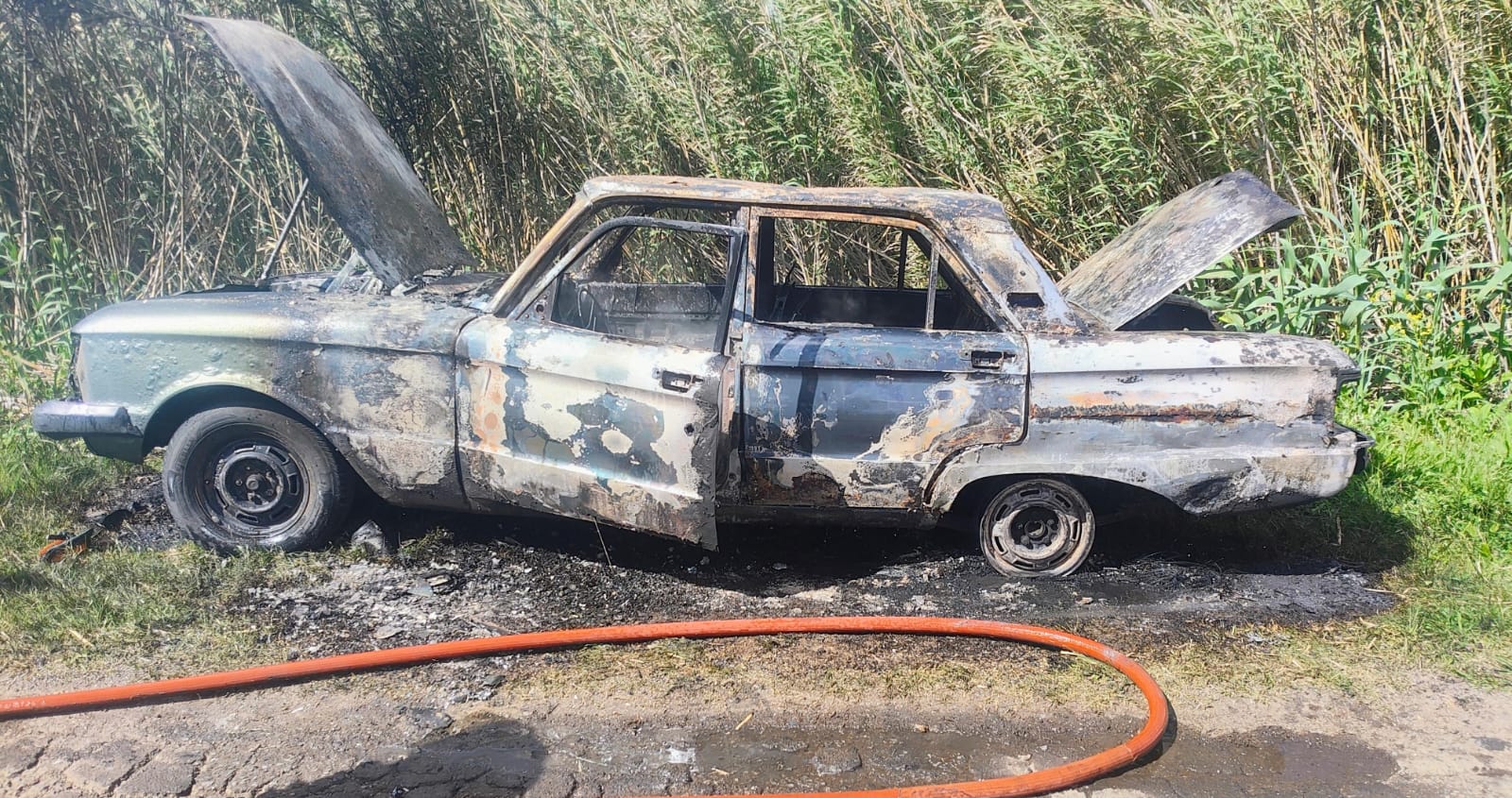Bomberos trabajaron durante una hora para extinguir el incendio de un automóvil